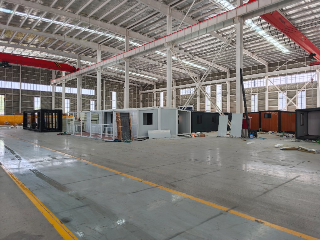 Production hall with overhead crane