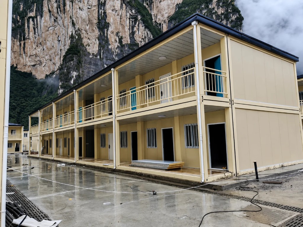 Two-story modular housing at mountain site